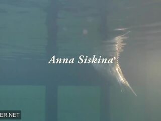 Splendid fastuos step-sister anna siskina cu mare tate în the inotand