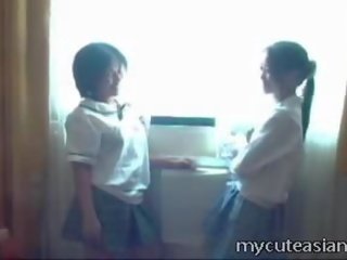 Dva násťročné lezbické ázijské holky jebanie okolo