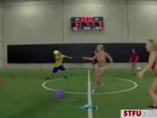 Vysokoškolačky dostat nezbedný v the dodgeball pole