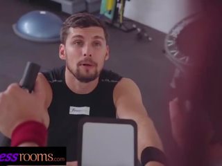 Fitnes dhoma i madh penis personal trainer fucks enchanting flokëkuqe në exercise bike