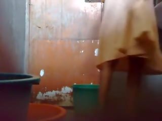 Jauns bangladesh puisis glabāt a slēpts kamera uz vannas istaba pirms