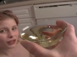 Dahlia drinks een warm urine martini