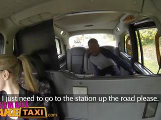 Kvinnlig fejka taxi tillbaka sittplats avsugning från bystiga blondin förare för tur pinn