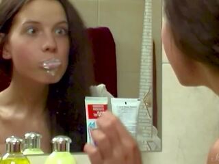 Pengintipan tom jam tangan muda kurus model anoushka brushing dia gigi!