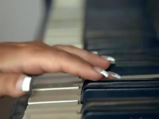 Busty blondie đùa giỡn bưa ăn qua loa trên các đàn piano