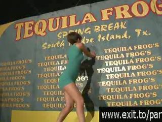 Μεθυσμένος/η disco τα κορίτσια αναβοσβήνει σε δημόσιο βίντεο